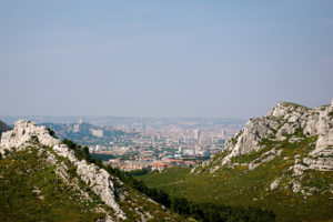 Wahlfach Territorium der Stadt, Frühling 2019: Blick über die Calanques in Richtung Marseille. Bildquelle: Schimonski, Flickr, 2011, CC BY-NC 2.0