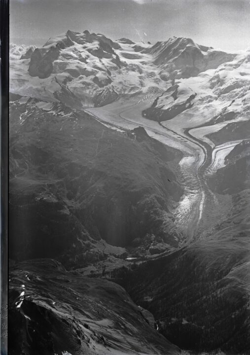 Entwurf Frühjahrssemester 2023: Profile der Alpen. Bild: Monte Rosa, Signalkuppe, Gornergrat, Gornergletscher, Riffelalp v. N. W. aus 4200m (1926), © ETH-Bibliothek Zürich, Bildarchiv/Stiftung Luftbild Schweiz, Fotograf: Mittelholzer, Walter